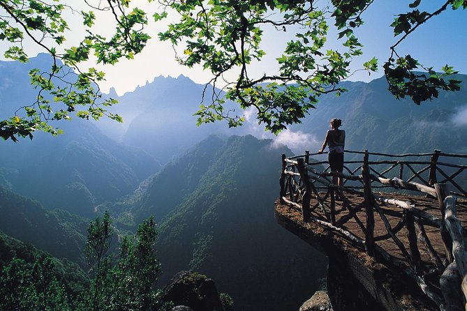 Discover the east - Camacha: folklore village time above 700 meters