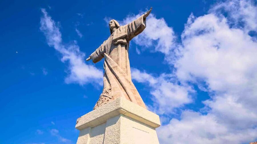 East Madeira: Private Tour with Views & History - Santana Houses and the Arco de São Jorge