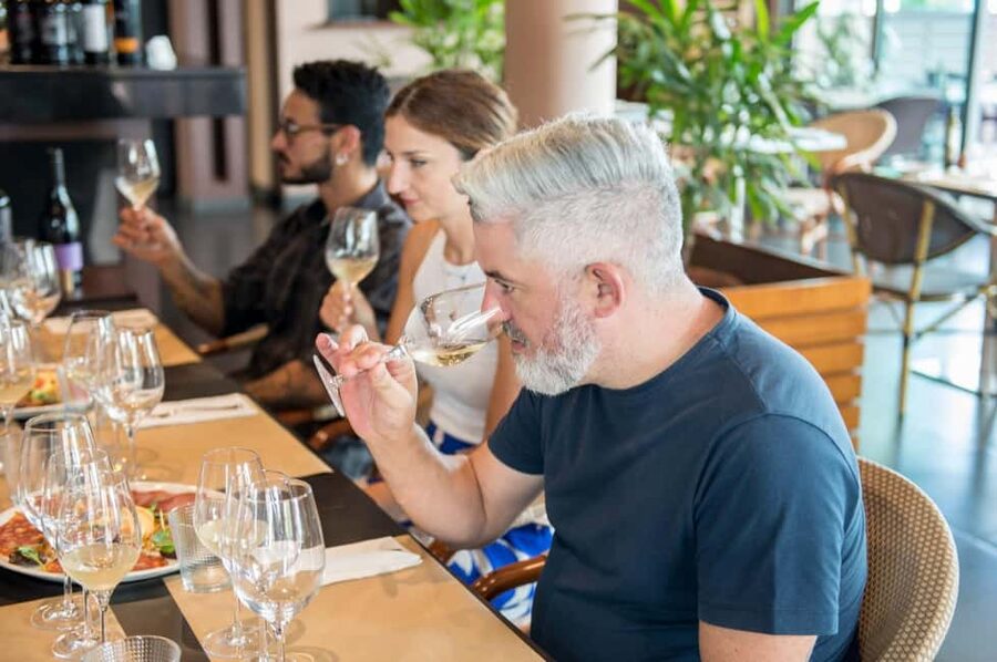 Funchal: Madeira Wine Tasting with Sommelier - The 90 minutes flow, step by step