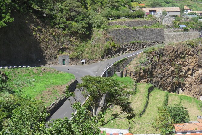 Half day jeep Wine tour and tasting, & sea cliff adventure - Quinta do Barbusano: where the tasting becomes the highlight