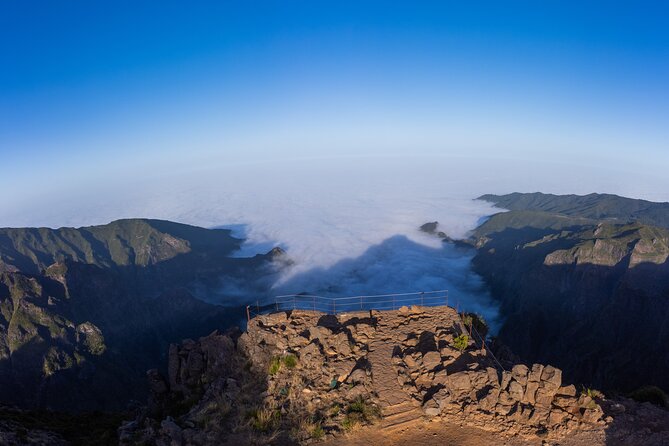 Pico do Areeiro and Balconies Tour East - Pico do Arieiro: 1,818 meters and the horizon effect