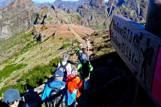 Pico do Areeiro to Pico Ruivo (PR 1) - Hiking Tour in Madeira - Ninho da Manta: the best viewpoint stop you should not rush