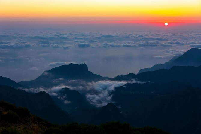 Pico do Arieiro Sunrise Tour with Local Breakfast from Funchal - The scenic return and the role of an expert local guide