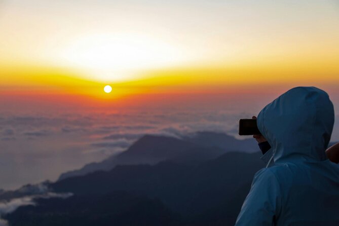 Pico do Arieiro Sunrise Tour with Local Breakfast from Funchal - What to bring for a sunrise at altitude on Madeira