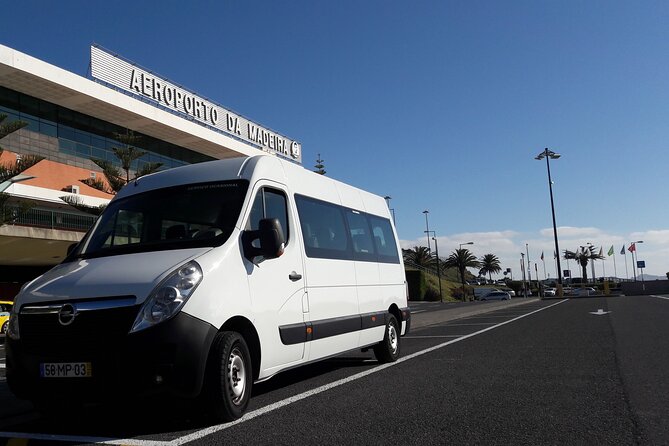 Transfer Privado e Confiável: Aeroporto → Funchal (ou vice-versa) - Getting Picked Up at Madeira Airport: Name Signs and Voucher Checks