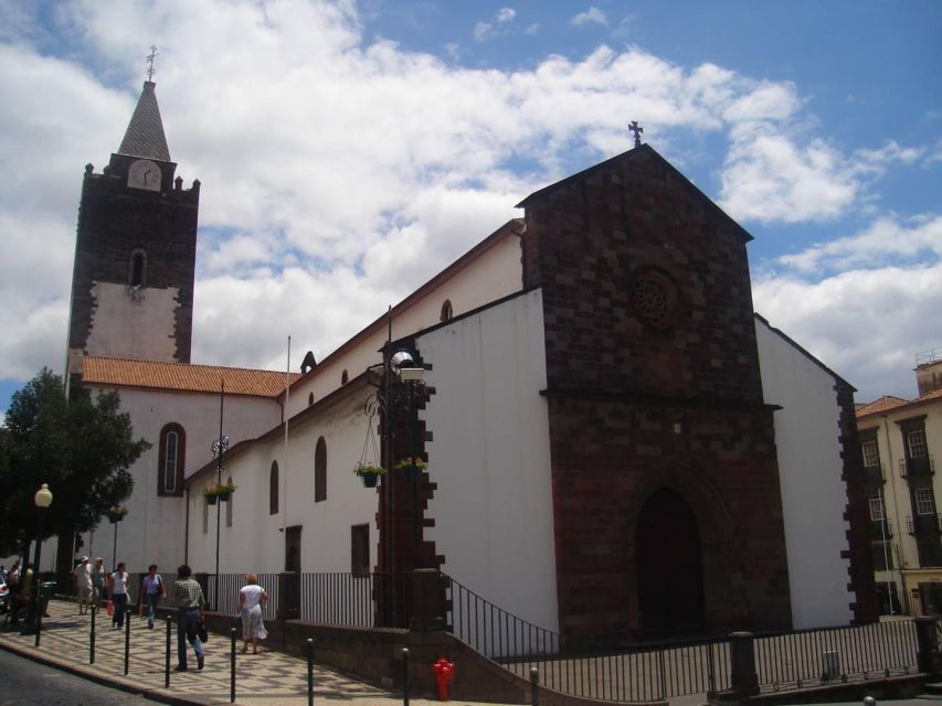 Tuk Tuk Funchal City - Madeira Island - Old Town Funchal stops you can plan your photos around